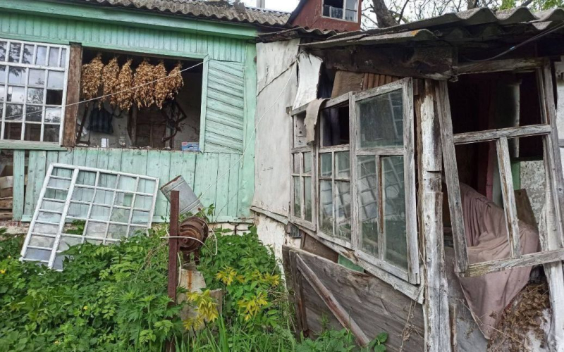 Belgorod erneut besucht „Baumwolle“: Die Behörden kündigten den Beschuss an (Foto)“ /></p>
<p><strong>In Privathäusern wurden Fassaden und Dächer herausgeschnitten, Fenster eingeschlagen.</strong></p>
<p >Gouverneur der Region Belgorod, Wjatscheslaw Gladkow, kündigte den angeblichen Beschuss des Dorfes Poroz am 12. Mai und die dadurch verursachte Zerstörung an.</p>
<p>Der Leiter der Region schrieb darüber im Internet und fügte hinzu: entsprechendes Foto.</p>
<p>Gladkow wird beschuldigt, das Dorf Poroz im Stadtbezirk Graivoronsky der Streitkräfte der Ukraine „beschossen“ zu haben.</p>
<p>Nach Angaben des Gouverneurs gab es keine Verletzten. </p>
<p>„Nach einer Umleitung von Tür zu Tür wurden Schäden in zwei Privathaushalten festgestellt: aufgeschlitzte Fassaden und Dächer, zerbrochene Fenster“, sagte Gladkov.</p>
<p>Gleichzeitig Die örtliche Öffentlichkeit berichtete von „Beschuss“ auch in den Stadtkreisen Waluysky, Shebekinsky und Borisovsky.</p>
<p><img decoding=