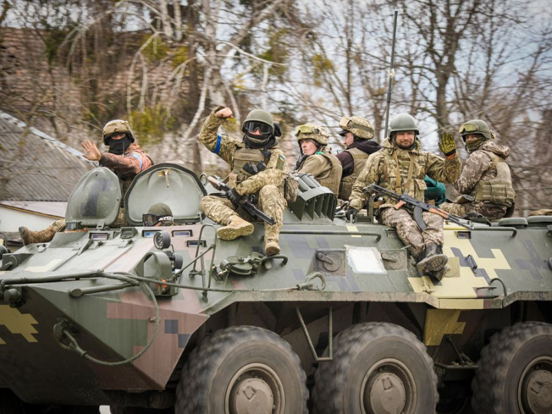 Ukrainische Streitkräfte suchen taktische Höhen um Bachmut: Militärbeobachter erklärt Vorteile