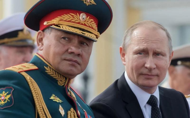 Was Putin demonstrierte bei der Parade am 9. Mai: Die Erklärung eines Experten p>Der Präsident der Russischen Föderation, Wladimir Putin, erwähnte in seiner Rede vor der Militärparade auf dem Roten Platz am 9. Mai nicht zufällig oft den Krieg in der Ukraine .</p>
<p>Diese Meinung wurde in der Sendung Apostrophe TV vom politischen Strategen Mikhail Sheitelman geäußert.</p>
<p >Der Experte erinnerte daran, dass Putin letztes Jahr bei derselben Veranstaltung den Krieg in der Ukraine nur einmal erwähnte, dieses Mal jedoch zum Hauptrefrain seiner Rede wurde.</p>
<p>„Nun wurde dieser [Krieg in der Ukraine] erwähnt jeder Satz. Die ganze Parade drehte sich um den Krieg in der Ukraine. Gleichzeitig wurden Gastpräsidenten nicht als Führer von Staaten, sondern von Bruderrepubliken bezeichnet, die nicht kämpften, sondern nur am Krieg teilnahmen. „Die Parade war eine Show für den Westen, deren Zweck es ist zu zeigen, dass wir noch nicht verloren haben“, sagte Sheitelman.</p>
<p>Der Experte begründete die Anwesenheit der Führer von Staaten, die noch immer von Russland abhängig sind, mit Putins Wunsch, nicht nur seinen Einfluss zu zeigen, sondern sich auch hinter ihrem Rücken zu verstecken. Als ob ihn in der Menge die Wachen des Kremlbesitzers mit dem Präsidenten von Kasachstan bedeckten, was die Meinung bestätigt, dass sie als „menschlicher Schutzschild“ eingeladen wurden.</p>
<p>Es stimmt, dieser „Schutz“ ist nicht sehr zuverlässig – zumindest für die wichtigsten politischen Parteien. Putins Satellit hat offensichtliche gesundheitliche Probleme.</p>
<p>Der dringende Abgang des selbsternannten weißrussischen Präsidenten Alexander Lukaschenko aus Moskau deutet laut dem Experten darauf hin, dass es Gerüchte über ihn gibt Krankheiten, die sich seit langem ausbreiten, haben eine reale Grundlage.</p>
<p> < p>„Informationen über Lukaschenkas Krankheiten verbreiten sich seit mehreren Jahren. Aber dies wurde zum ersten Mal deutlich gezeigt. Es war kaum eine Leistung, die man vermeiden konnte.“ „Mit Putin zu sprechen. Es lohnt sich für ihn nicht, seinem Volk seine Krankheit zu zeigen“, bemerkte Michail Scheitelman.</p>
<p> Erinnern Sie sich daran, dass der russische Präsident Wladimir Putin während der „Siegesparade“ auf dem Roten Platz in Moskau Angst hatte durch das „Plopp“, das sich als Schlag gegen die Werbetrommel entpuppte.</p>
<h4>Ähnliche Themen:</h4>
<!-- relpost-thumb-wrapper --><div class=