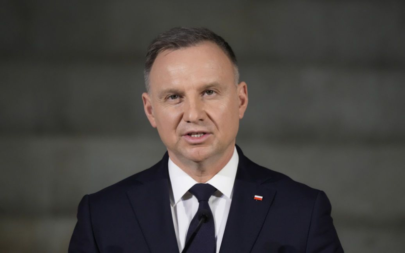 Duda namens &quot „Feind Nr. 1“ für Russland, außer der Ukraine“ /></p>
<p><strong>Die Polen haben eine gute Erinnerung an die Haltung Moskaus gegenüber ihrem Volk.</strong></p>
<p>Präsident Der polnische Politiker <strong>Andrzej Duda</strong> stellt fest, dass die Bürger seines Landes verstehen, dass sie für den Aggressor Russland jetzt „Feind Nr. 1 sind, die Ukraine selbst nicht mitgerechnet.“</p>
<p>Er äußerte diese Meinung in einem Interview mit Dziennik Gazeta Prawna.< /p> </p>
<p>Ihm zufolge haben die Polen eine gute historische Erinnerung an die Haltung Moskaus gegenüber dem polnischen Volk. Duda erinnerte insbesondere an die Hinrichtungen polnischer Offiziere und Intellektueller in Katyn, Medny und Charkow. Darüber hinaus erinnerte er „deutsche Nachbarn daran, dass Russen in Berlin waren“ und „Kollegen aus Frankreich daran, dass sie zur Zeit Napoleons auch in Paris waren.“</p>
<p>„Diese Erinnerung ist in unseren Familien. Sie sagen, es sei seltsam.“ dass die Polen den Ukrainern jetzt so gut helfen. Unsere Familien erinnern sich daran, dass die russische Gefangenschaft mit einer Kugel in den Hinterkopf endet. Wir wissen, dass uns nur der Sieg über Russland Sicherheit bringen wird“, betonte der Anführer der Polen.< /p> </p>
<p>Duda bemerkte: „Jeder weiß, dass die Russen vergewaltigen und rauben“, und deshalb „musste niemand die Polen bitten, an die Ostgrenze zu gehen und die Ukrainer nach Hause zu holen.“</p>
<p>Wir erinnern uns dass der ukrainische Präsident <strong></strong> Wolodymyr Selenskyj sagte, dass der Kremlchef Wladimir <strong>Putin versucht, Weißrussland zu erobern</strong>, um die Sowjetunion wiederherzustellen. Ihm zufolge ist die Wiederbelebung der UdSSR das Ziel des Lebens des Kreml-Diktators der Russischen Föderation.</p>
<h4>Verwandte Themen:</h4>
<!-- relpost-thumb-wrapper --><div class=