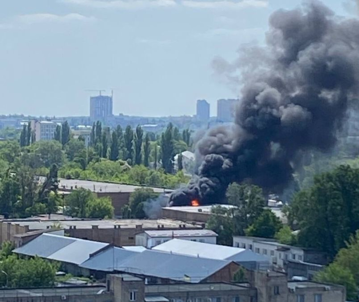 Im Bezirk Solomensky der Hauptstadt – Feuer: Aus verschiedenen Teilen ist schwarzer Rauch zu sehen Kiew