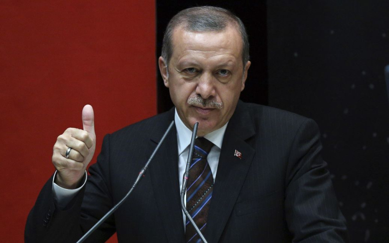 Erdogan erklärte warum verhängt keine Sanktionen gegen die Russische Föderation“ /></p>
<p><strong>Erdogan erinnerte daran, dass die Türkei ein Vermittler im russisch-ukrainischen Krieg sei.</strong></p>
<p>Der türkische Staatschef Recep Erdogan sagte, dass er keine Sanktionen gegen Russland verhängt und dass er diese im Falle seiner Wiederwahl zum Präsidenten auch nicht verhängen werde. Er erklärte, dass sein Land „Kontakte zu allen Ländern der Welt“ aufgebaut habe, darunter auch zu Russland.</p>
<p>Dies sagte er während einer Rede bei einer Kundgebung in der Provinz Sivas, schreibt Anadolu.</p>
<p>< p >„Wenn die Türkei einen anderen Platz in der Welt einnimmt, wenn die ganze Welt sich anders an die Türkei erinnert, wenn <strong>die Türkei ein Vermittler im russisch-ukrainischen Krieg ist</strong>, ist das kein gewöhnliches Ereignis. Wenn die Türkei es ist Sie werden hier stehen und Getreide aus dem Schwarzen Meer in die ganze Welt transportieren“, sagte Erdogan.</p>
<p>Der türkische Präsident betonte, dass ich nicht „den Anweisungen des Westens folgen“ werde, sondern nach dem Grundsatz handeln werde, dass war vorher. Er wird weiterhin diplomatische Beziehungen mit allen Ländern unterhalten.</p>
<p><strong>„Herr Kemal fühlt sich unwohl, weil ich mich mit Herrn Putin treffe.“ Er sagt: „Ich werde den Anweisungen folgen.“ „Der Westen wird Sanktionen verhängen.“ Sie verstehen Politik überhaupt nicht, Herr Kemal, gehen Sie zu Bett, Politiker tun das nicht auf der Welt. Wir haben bestens etablierte Kontakte zu allen Ländern der Welt, und wir tun es . Da dies Amerika, Russland und alle westlichen Länder betrifft, haben wir die Türkei seit 21 Jahren als Türkei in der Welt bezeichnet“, sagte er.</p>
<p>Wir erinnern daran, dass am 28. Mai die zweite Runde der Präsidentschaftswahlen stattfinden wird Ort. Im ersten Wahlgang ergab die Auszählung der Stimmen, dass der amtierende Staatschef Recep Tayyip Erdogan <strong>49,51 %</strong> der Stimmen erhielt und sein Hauptkonkurrent Kemal Kilicdaroglu <strong>44,88 %</strong> /p > </p>
<h4>Verwandte Themen:</h4>
<!-- relpost-thumb-wrapper --><div class=