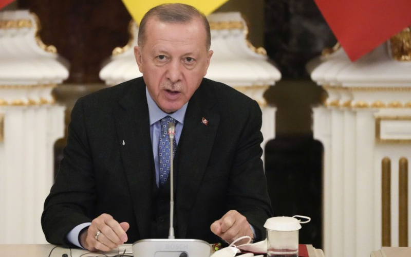 Erdogan erklärte, was er im Falle einer Wahlniederlage tun würde. /></p>
<p><strong>Der türkische Präsident sagte, dass er auf jeden Fall die Ergebnisse der Abstimmung anerkenne.</strong></p>
<p> Der derzeitige türkische Staatschef <strong>Recep Tayyip Erdogan</strong> sagte, wenn er die Präsidentschaftswahlen verliere, werde er gehen. Die erste Wahlrunde findet morgen, am 14. Mai, statt.</p>
<p>Dies sagte er in einem Interview mit türkischen Medien, schreibt die Agentur Anadolu.</p>
<p>Die Frage, die er angeblich stellen wird an die Macht zu kommen, nannte Erdogan dumm. Tatsächlich, betonte der türkische Führer, seien Sie auf diesem postdemokratischen Weg angelangt.</p>
<p>„So wie wir mit der Gunst des Volkes an die Macht gekommen sind, das heißt, wenn unser Volk sich dazu entschließt, eine andere Entscheidung zu treffen.“ „Wir werden genau das tun, alles, was für die Demokratie notwendig ist. Mehr kann nicht getan werden“, betonte Erdogan.</p>
<p> Er betonte, dass er jedes Wahlergebnis als legitim akzeptieren würde.</p>
<p >Denken Sie daran, dass die Ergebnisse einer Umfrage von Konda zeigen, dass <strong>Erdogan am Vorabend der Wahlen um mehr als fünf Prozentpunkte hinter seinem Hauptrivalen Kemal Kilicdaroglu liegt</strong>. Umfragen zeigen, dass Erdogan von 43,7 % der Wähler unterstützt wird und Kilicdaroglu von 49,3 %. Da diese Situation nicht den Sieg eines der Kandidaten bedeutet, wird der Gewinner in der zweiten Runde ermittelt, die am 28. Mai stattfinden soll.</p>
<h4>Verwandte Themen:</h4>
<!-- relpost-thumb-wrapper --><div class=