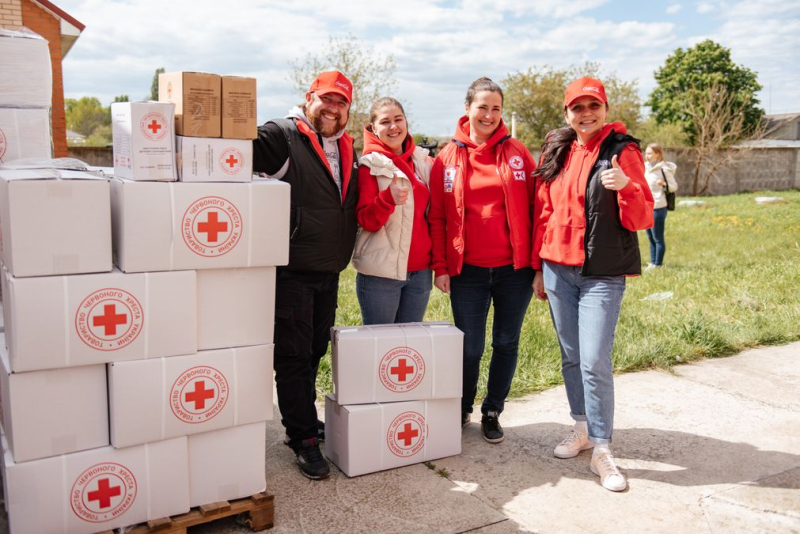 Generatoren und Schlafsets für diejenigen, die ihr Zuhause verloren haben: Coca-Cola und der Ukrainische Rote Projektübergreifend