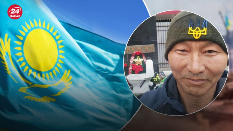 In Kasachstan brachte ein Mann mit Hut und Dreizack eine Toilettenschüssel zum Denkmal Schukow