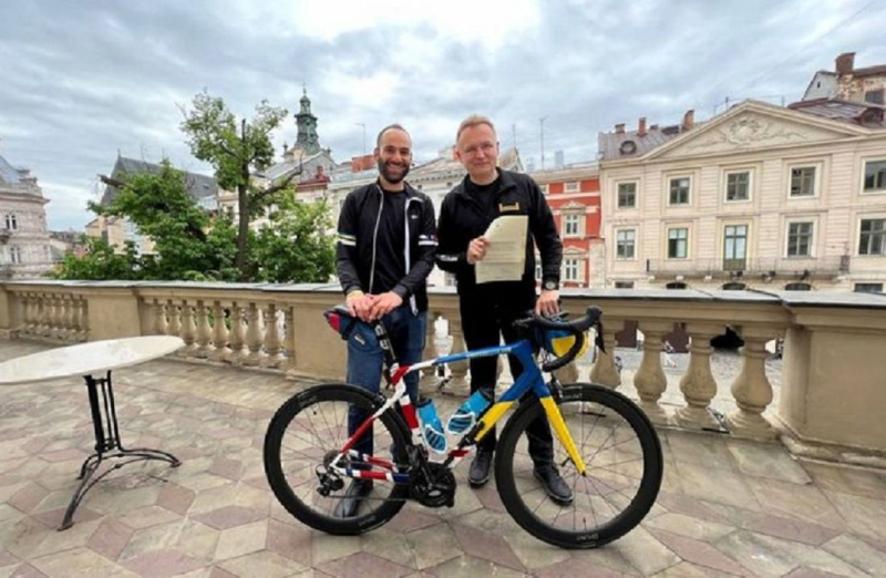 Ein Brite fuhr mit dem Fahrrad von London nach Lemberg, um Geld für die Minenräumung der Ukraine zu sammeln