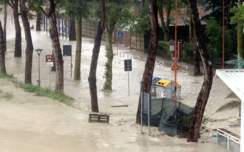 Italien geht unter Wasser: Das Land wird von einer schweren Überschwemmung heimgesucht, es gibt Tote (Foto, Video)