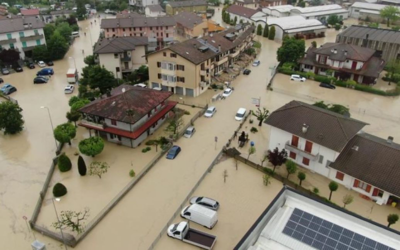 Italien steht unter Wasser: Das Land wurde von einem schwere Überschwemmung, es gibt Tote (Foto, Video)“/></p>
<p><strong>Nach wochenlanger Dürre kam es in Italien zu heftigen Regenfällen, die zu Überschwemmungen führten.</strong></p>
<p>In Norditalien kam es zu schweren Überschwemmungen, bei denen zwei Menschen ums Leben kamen und Tausende evakuiert wurden. Die Behörden warnen, dass das Schlimmste noch bevorsteht, da der Regen anhält.</p>
<p>Reuters berichtet dies.</p>
<p>Da während der Überschwemmungen in Italien Flüsse über die Ufer treten, sind Menschen gezwungen, auf dem Wasser zu fliehen Dächer von Gebäuden. Von dort aus werden sie von Rettungskräften mit Hubschraubern und Schlauchbooten evakuiert.</p>
<p>Bisher sind mehrere Menschen infolge der Flut vermisst worden. Die Behörden des Landes können die genaue Zahl der Vermissten noch nicht nennen. Den Medien liegen Informationen über mindestens vier vermisste Personen vor.</p>
<p>Die Veröffentlichung macht auf die jüngste Zunahme von Wetterkatastrophen in Italien aufmerksam. Im Norden des Landes kam es nach wochenlanger Dürre zu heftigen Regenfällen, die das Land austrockneten, seine Fähigkeit zur Wasseraufnahme verringerten und die Auswirkungen von Überschwemmungen verstärkten.</p>
<p>Erinnern Sie sich daran, dass am 11. Mai eine gewaltige Explosion das Land erschütterte Das Zentrum von Mailand, Italien. Danach brach am Unfallort ein Feuer aus, eine schwarze Rauchwolke stieg über der Stadt auf.</p>
<p><u><strong>Lesen Sie auch:</strong></u></p>
<p> < h4>Ähnliche Themen:< /h4></p>
<!-- relpost-thumb-wrapper --><div class=