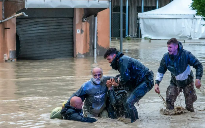 Italien geht unter Wasser: Das Land wird von einer schweren Überschwemmung heimgesucht, es gibt Tote (Foto, Video)