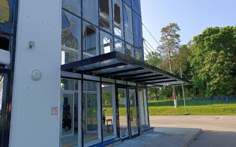 Kursk „Bawowna“ besuchte die Region: Es gibt Opfer und Zerstörung (Foto)“ /></p>
<p><strong>Diesmal ereignete sich der Vorfall im Sport- und Erholungskomplex des Dorfes Gluschkowo.</strong>< /p></p>
<p >Am 18. Mai ereignete sich in der Region Kursk eine „Bawowna“, deren Ursache nach verschiedenen Versionen Sprengstoff oder Beschuss waren.</p>
<p>Dies wurde vom Gouverneur der Region Kursk gemeldet Region Roman Starovoit und russische Telegram-Kanäle.</p>
<p>Laut Starovoit soll ein Sprengsatz auf einen Sport- und Erholungskomplex im Dorf Glushkovo abgeworfen worden sein. <strong>Zwei Personen wurden verletzt</strong>. Gleichzeitig machte der Gouverneur traditionell die Streitkräfte der Ukraine dafür verantwortlich.</p>
<p>Gleichzeitig behauptet die russische Öffentlichkeit, das Dorf Gluschkowo sei „beschossen“ worden und es habe dort eine „Serie von Angriffen“ gegeben. Den Telegram-Kanälen zufolge wurden <strong>zwölf Menschen verletzt</strong>.</p>
<p>Es wurden auch Fotos von der Zerstörung des Gebäudes veröffentlicht, auf denen insbesondere die Fenster zerbrochen waren.</p >
<p><img decoding=