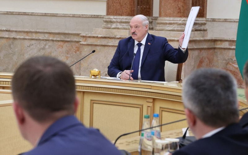 Lukaschenko wurde nach einem Treffen mit Putin in kritischem Zustand ins Krankenhaus eingeliefert – belarussischer Oppositioneller