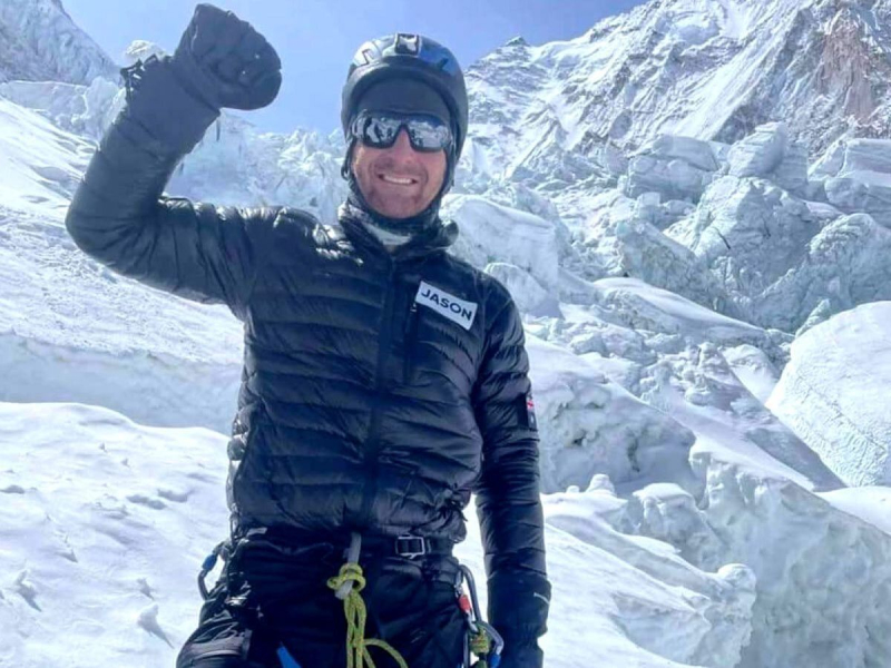 Mann bestieg den Everest, starb jedoch währenddessen Der Abstieg: Was ist passiert? /></p>
<p>Zwei Führern gelang der Abstieg ohne Lebensgefahr, aber Kennison blieb stehen und seine sterblichen Überreste liegen immer noch auf dem Berg.</p>
<p>Berichten zufolge begab sich Jason auf seine Everest-Expedition, nachdem er wieder laufen gelernt hatte. Bei einem Verkehrsunfall im Jahr 2006 erlitt er mehrere Knochenbrüche und eine Wirbelsäulenverletzung und man teilte ihm mit, dass er möglicherweise nicht mehr laufen könne.</p>
<p>Sein Aufstieg diente dazu, Spenden für die Linderung von Rückenmarksverletzungen in Australien zu sammeln, um anderen zu helfen Ähnliche Schwierigkeiten.</p>
<p>Bevor er sich auf den Weg machte, um den Gipfel zu erobern, beschrieb Kennison das Abenteuer als „eine ehrgeizige Leistung, von der er nie geträumt oder die er für möglich gehalten hätte, nachdem ihm gesagt wurde, dass er nicht laufen könne.“</p>
<p>310 Todesfälle wurden am Everest registriert. Während der Akklimatisierung Anfang dieses Monats starb der pensionierte amerikanische Arzt Jonathan Sugarman im Lager 2 auf einer Höhe von etwa 6.400 Metern über dem Meeresspiegel.</p>
<p>Wir erinnern uns, dass in Kanada ein Mann <strong>einen Bären auf einem Fahrrad angefahren hat< /strong> . Das Biest rannte weg, kehrte dann aber zurück. Es wurde bekannt, wie alles endete.</p>
<h4>Ähnliche Themen:</h4>
<!-- relpost-thumb-wrapper --><div class=