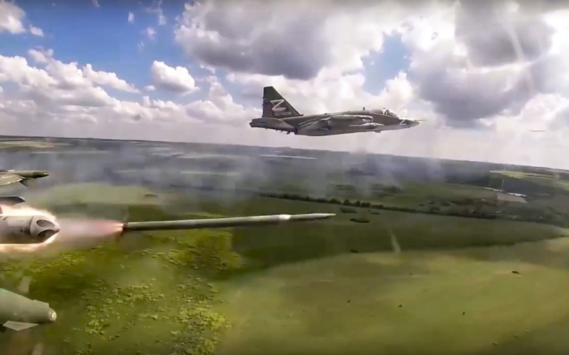 Na Flugplatz „Machulishchi“ verlegte 10 russische Kampfflugzeuge „belarussische Gayun“ /></p>
<p><strong>Was der Grund dafür ist, ist noch unbekannt.</strong></p>
<p>Zehn Kampfflugzeuge der <strong>russischen Luft- und Raumfahrtstreitkräfte wurden in der Nähe des Minsker Flugplatzes verlegt „Machulishchi“-Föderation.</strong></p>
<p>Dies wurde vom Überwachungssender „Belarusian Gayun“ gemeldet.</p>
<p>Es wird darauf hingewiesen, dass im Zeitintervall 11:20-13:10 am 18. Mai vom Flugplatz „Baranovichi“ Acht russische Su-34-Jäger und zwei Su-30SM-Jäger wurden auf den Flugplatz Machulishchi verlegt.</p>
<p>„Im Moment sind alle 10 Jäger auf dem Flugplatz Machulishchi“ In der Nachricht heißt es.</p>
<p><img decoding=