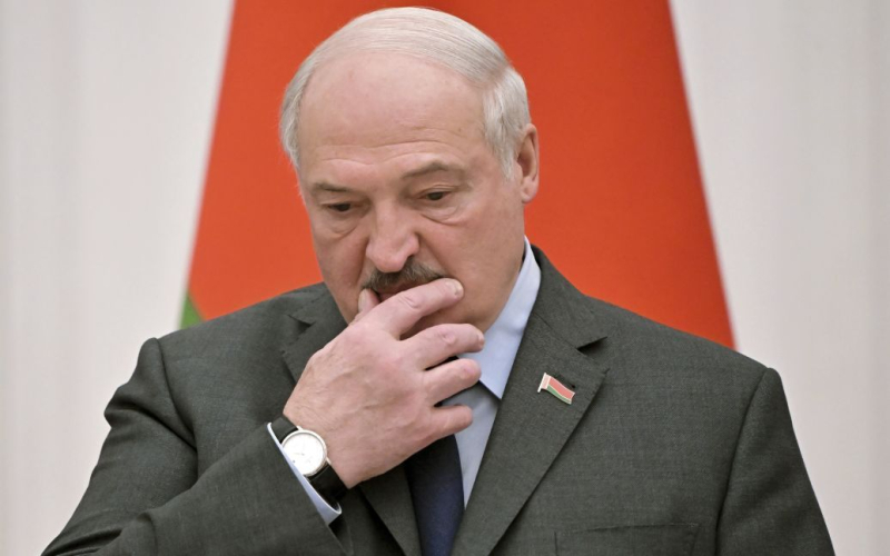 Nicht tödlich: BYPOL-Chef äußerte sich zur Möglichkeit einer Vergiftung Lukaschenkas.“ /></p>
<p><strong>Alexander Asarow sagte, dass Gespräche zwischen den belarussischen Sicherheitskräften darüber begonnen hätten, dass Lukaschenka gestorben sei. Deshalb wurde der Diktator dringend der Öffentlichkeit gezeigt.</strong></p>
<p>Trotz der Tatsache, dass der selbsternannte Präsident von Belarus, Alexander Lukaschenko, nach sechstägiger Abwesenheit dennoch in der Öffentlichkeit auftrat, spricht man von einer Verschlechterung Seine Gesundheit hört nicht im Internet auf.</p >
<p>Alexander Asarow, Leiter des belarussischen Oppositionsprojekts ByPol, das auf Initiative ehemaliger belarussischer Strafverfolgungsbeamter gegründet wurde, berichtete über den Gesundheitszustand des Diktators. Dies wurde von Channel 24 berichtet.</p>
<p>„Es gab Informationen, dass es unter den Sicherheitskräften Gerüchte gab, dass Lukaschenka gestorben sei. Ich glaube, sie erreichten Lukaschenka. Und sie beschlossen, es ihm zu zeigen“, sagte Asarow.</p >
<p>Seiner Meinung nach ist die Krankheit des belarussischen Diktators kaum tödlich.</p>
<p>„Ich sehe nicht, dass sein Gesundheitszustand so beklagenswert war. Tatsächlich hatte er einen zurückgespulten Arm. Bei der Parade in Moskau seine rechte Hand und jetzt seine linke Hand. Höchstwahrscheinlich haben sie ihn an eine Infusion angeschlossen. Er spricht mit heiserer Stimme, spricht schwer. Und es ist schwer zu gehen“, sagt der Oppositionelle.</p>
<p>Alexander Asarow schließt nicht aus, dass Lukaschenkas Krankheit mit Atemwegsinfektionen, möglicherweise einer Grippe mit Komplikationen, verbunden ist. Das heißt aber nicht, dass der Diktator bald sterben wird.</p>
<h3>Putin profitiert von der Machtübernahme Lukaschenkos</h3>
<p>„Für Putin ist es von Vorteil, dass Lukaschenka, den er in der Macht Weißrusslands kennt, berechenbar ist. Wenn eine andere Person kommt, ist nicht klar, wie er sich verhalten wird“, bemerkt der Chef von ByPol. Daher glaubt er nicht an die Version, dass Putin in Moskau vergiftet wurde, und fügt hinzu, dass in naher Zukunft niemand den Diktator vergiften wird.</p>
<p>Erinnern Sie sich daran, dass der belarussische Diktator nach der Parade in Moskau dringend nach Minsk zurückgekehrt ist am 9. Mai und verschwand am 6. Tag.</p>
<p>Danach verbreiteten sich im Internet Gerüchte über eine starke Verschlechterung von Lukaschenkas Gesundheitszustand.</p>
<p>Die britische Ausgabe von The Mirror berichtete sogar darüber Der Diktator könnte am 9. Mai in Moskau vergiftet worden sein.</p >
<p>Die belarussische Oppositionsjournalistin und Chefredakteurin der belarussischen Website „Charter'97“ Natalia Radina war mit dieser These nicht einverstanden. Sie glaubt, dass Lukaschenkas Tod die Lage in Weißrussland nur destabilisiert und daher für Putin nicht von Vorteil ist.</p>
<p>Putins Ex-Redenschreiber Abbas Gallyamov nannte drei Gründe für Lukaschenkas Krankheit. Laut dem Politikwissenschaftler könnte Lukaschenka tatsächlich vergiftet worden sein; oder er täuscht einfach eine Krankheit vor, um die Ukraine nicht anzugreifen; oder der Diktator ist wirklich krank und darin steckt keine Politik.</p>
<h4>Verwandte Themen:</h4>
<!-- relpost-thumb-wrapper --><div class=