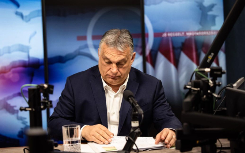 Orban ließ die ungarische Währung mit Äußerungen über den Krieg in der Ukraine zusammenbrechen. /></p>
<p><strong>Zuvor hatte Orban erklärt, Budapest sei dagegen, der Ukraine Hilfe zum Schutz vor der russischen Aggression zu leisten.</strong></p>
<p><strong>Die ungarische Landeswährung Forint brach im Preis ein, nachdem Ministerpräsident Viktor Elected sich über den Krieg in der Ukraine geäußert hatte.</p>
<p>Heute, am 23. Mai, fiel der Forint auf einmal um 0,9 % und fiel auf 377,2 Forint pro Euro, was der schlechteste Indikator unter den Entwicklungsländern war, schreibt Bloomberg.</p>
<p>Die Veröffentlichung berichtet, dass ein so starker Rückgang vorgesehen sei, der ungarische Ministerpräsident sagte, er glaube nicht in Bezug auf den Sieg der Ukraine im Krieg und dass Budapest gegen die Bereitstellung von Hilfe für Kiew ist.</p>
<p>Darüber hinaus könnte Orbans Position finanzielle Unterstützung von der Europäischen Union erhalten, was sich negativ auf die Entwicklung der ungarischen Wirtschaft auswirken könnte .</p>
<p>Die Entscheidung beeinflusste auch den Rückgang der Währung, die die ungarische Zentralbank zum ersten Mal seit Jahresbeginn um 1 Prozentpunkt senkte. auf 17 % des Diskontsatzes.</p>
<p>„Die Zinssenkung wird den Forint anfälliger für negative Nachrichten im Zusammenhang mit internen und externen Faktoren machen“, sagte Petr Matis, leitender Währungsanalyst bei In Touch Capital Markets. </p>
<p>Der Grenzleitzins von 18 % lockte Investoren an, was dazu führte, dass der Forint seit Jahresbeginn gegenüber dem Euro um 6 % an Wert gewann.</p>
<p>Erinnern Sie sich daran, dass dies zuvor der Fall war berichtete, dass der Chef des Außenministeriums, Peter Szijarto, <strong>den Präsidenten der Ukraine beschuldigt hat, versucht zu haben, die nationale Souveränität Ungarns zu untergraben</strong>.</p>
<p>Darüber hinaus haben wir dies bereits im Februar mitgeteilt Am 24.02.2022 befand sich das ungarische Militär nahe der westukrainischen Grenze. Dann wurden auch Militärpontons an die Grenze gebracht</strong>.</p>
<h4>Verwandte Themen:</h4>
<!-- relpost-thumb-wrapper --><div class=