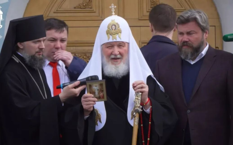 Patriarch Kirill begann das „Allrussische Siegesgebet“ über der Ukraine“ /></p>
<p><strong>Er segnete auch die russischen Fallschirmjäger. dabei, Ukrainer zu töten.</strong></p>
<p>Patriarch Kirill von der russisch-orthodoxen Kirche unterstützte erneut die russischen Invasoren. Diesmal ermahnte er die Fallschirmjäger, die an die Front gingen, um Ukrainer zu töten.</p>
<p>Das berichten die russischen Propagandamedien.</p>
<p>Nach dem Gottesdienst auf dem Poklonnaja-Hügel in Moskau der Patriarch der russisch-orthodoxen Kirche segnete die Besatzer und überreichte ihnen eine Ikone, die den Eindringling „Verteidiger des Mutterlandes“ nannte.</p>
<p>“Nehmen Sie diese Ikonen mit, wohin Sie auch gehen, und möge der Retter Sie vor allem Übel bewahren. Brüder, Sie gehen jetzt an den Ort, an dem es besonders wichtig ist, sich zu befinden, um Ihr Heimatland zu schützen. Ich möchte, dass Sie darüber nachdenken Dies und hat dafür gekämpft. Jetzt geht es nicht um die Lösung einiger lokaler politischer Probleme, nicht um einige geopolitische Gleichgewichte, sondern um das Wichtigste – die Verteidigung des Mutterlandes. Ich wünsche Ihnen allen Mut, Kraft, Stärke, Weisheit. , – sagte Kirill.</p>
<p>Außerdem kündigte der Patriarch der Russisch-Orthodoxen Kirche den Beginn der Allrussischen Siegesgebet-Aktion an. Die Aktion läuft von Mai bis September 2023.</p>
<p>Er unterstützte erneut den von russischen Propagandisten propagierten “Siegeskult” und erzählte den Russen die verdrehte Geschichte der Ereignisse des Zweiten Weltkriegs. Insbesondere stellte Kirill fest, dass die UdSSR 1945 nicht nur Deutschland, sondern „ganz Europa, das unter der Ferse Deutschlands stand“, besiegte Waffen gegen das Heilige Russland.”< /p> </p>
<p>“Russland (offensichtlich nennt Kyrill die Russische Föderation so. – Red.) ist heute eine mächtige, militärisch unbesiegbare Macht, aber heute gibt es diejenigen im Ausland, die träumen unser Land gewaltsam zu übernehmen. Wir glauben, dass dies niemals passieren wird, weil Gott mit uns ist. Und Gott wird mit uns sein, solange wir … auf die Macht Gottes zurückgreifen, auch um das Land davor zu schützen Gegner”, fasste das Oberhaupt des Moskauer Patriarchats zusammen.</p>
<p>Beachten Sie, dass das Oberhaupt der russisch-orthodoxen Kirche, Patriarch Kirill, regelmäßig die Eindringlinge unterstützt, die Ukrainer töten wollen oder bereits aus dem Krieg zurückgekehrt sind. Zuvor erklärte er, dass russische Wehrpflichtige, die in der Ukraine starben, in den Himmel kommen würden.</p>
<p>Laut dem Soziologen Igor Eidman arbeitet die russisch-orthodoxe Kirche mit der Militärführung Russlands zusammen und spielt die Rolle der Solovievs und Kiselevs. </p>
<p><u><strong>Lesen Sie auch:</strong></u></p>
<h4>Verwandte Themen:</h4>
<!-- relpost-thumb-wrapper --><div class=