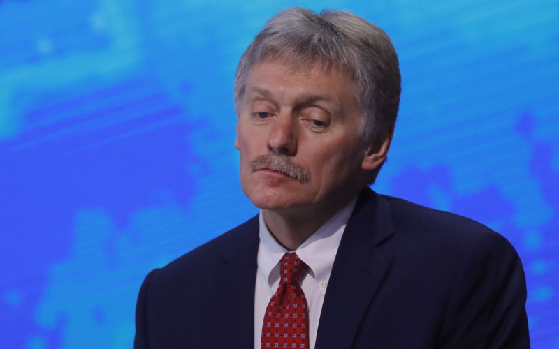 Peskov droht, für längere Zeit gegen die Ukraine zu kämpfen: eine zynische Aussage </p>
<p>Peskow droht mit einem langwierigen Krieg in der Ukraine. Er erklärte, dass Russland trotz allem die sogenannte „Sonderoperation“ fortsetzen werde.</p>
<p>Dies berichten russische Propagandamedien.</p>
<p>Putins Sprecher sagte, dass dies der Fall sei Die Einbindung des Westens in den Konflikt in der Ukraine wachse von Tag zu Tag, aber „die Einbindung des Westens kann den Konflikt zeitlich verlängern, wird die Situation aber nicht radikal verändern.“</p>
<p>„Russland wird das fortsetzen.“ Sonderoperation (Krieg – Red.) und wird auf die eine oder andere Weise seine Interessen wahren“, sagte Peskow.</p>
<p>Erinnern Sie sich daran, dass der Pressesprecher des russischen Präsidenten Dmitri Peskow zuvor gesagt hatte, der Kreml sei eine unerwartete „Intervention“. ” der NATO-Staaten im militärischen Konflikt in der Ukraine.</p>
<h4>Ähnliche Themen:</h4>
<!-- relpost-thumb-wrapper --><div class=