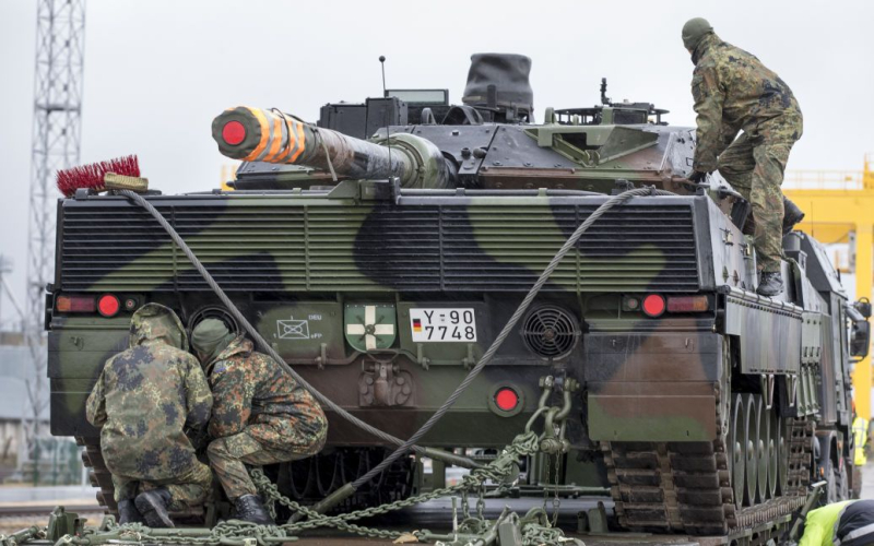 Leopard-Panzerhersteller Gründung eines Joint Ventures mit „Ukroboronprom“ /></p>
<p><strong>Das deutsch-ukrainische Unternehmen wird sich zunächst mit der Wartung und Reparatur von gepanzerten Fahrzeugen befassen.</strong></p>
<p>Einer der größten Hersteller von Für militärische Ausrüstung und Waffen in Deutschland gründete der Rheinmetall-Konzern ein Joint Venture mit der ukrainischen Ukroboronprom.</p>
<p>Der Generaldirektor des deutschen Unternehmens Armin Papperger sagte in einem Interview mit dem Handelsblatt, dass entsprechende Verträge bereits abgeschlossen seien unterzeichnet.</p>
<p>Die deutsche Seite besitzt 51 % der Anteile des Joint Ventures und wird die Führung übernehmen.</p>
<p>In der Anfangsphase wird die Zusammenarbeit die Wartung und Reparatur von gepanzerten Fahrzeugen umfassen , aber parallel wird sich das Unternehmen auf die Produktion von Panzern vorbereiten.</p>
<p>Papperger betonte, dass die Ukraine von einem umfassenden Technologietransfer und kurzfristigen Lieferungen militärischer Ausrüstung aus Deutschland profitieren werde.</p>
<p>< p>Darüber hinaus will der deutsche Konzern in den kommenden Tagen Verträge zur Gründung von zwei weiteren Joint Ventures unterzeichnen – Munition und Luftverteidigung.</p>
<p>Rheinmetall ist als Hersteller von Panzern bekannt Leopard (zusammen mit des Ingenieurbüros Krauss-Maffei Wegmann) sowie Infanterie-Kampffahrzeuge Marder, Luftkampffahrzeuge Wiesel, Panzerhaubitze 2000 und gepanzerte Mannschaftstransporter GTK.</p>
<p>Wir möchten Sie daran erinnern, dass zuvor berichtet wurde, dass Ukroboronprom dies tun würde Produktion und Entwicklung schwerer Waffen und militärischer Ausrüstung mit mindestens sechs NATO-Mitgliedsstaaten.</p>
<h4>Verwandte Themen:</h4>
<!-- relpost-thumb-wrapper --><div class=