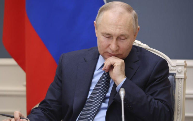 Putin hatte Angst russischer Rebellen und Partisanen: „Spannungspunkte“ /></p>
<p><strong>Putin erklärt eine instabile internationale Lage, an der wie immer der Westen und die Vereinigten Staaten schuld sind.</strong></p>
<p>Russischer Diktator Wladimir Putin Die Rebellen, insbesondere die Legion „Freedom of Russia“ und die RDC, wurden als „Brennpunkte der Spannungen“ bezeichnet.</p>
<p>Dies sagte er am Mittwoch, dem 24. Mai, dem russischen ZMP. Die Situation sei charakterisiert Durch zunehmende Instabilität breiten sich in verschiedenen Regionen die ersteren aus und es entstehen neue Spannungsherde. Ein negativer Konfliktkreislauf baut sich auf.</strong> Die Völker vieler Länder erleben dramatische Folgen, die durch von außen organisierte Staatsstreiche verursacht werden“, sagte er.</p>
<p>Wie bereits berichtet, hat die Legion der Freiheit Russlands zusammen mit Das Russische Freiwilligenkorps „entmilitarisierte“ eine motorisierte Schützenkompanie aus der Russischen Föderation und zerstörte deren gepanzerte Fahrzeuge, während das Verteidigungsministerium der Russischen Föderation die „Niederlage“ der Rebellen erklärt.</p>
<h4>Verwandte Themen: </h4>
<!-- relpost-thumb-wrapper --><div class=