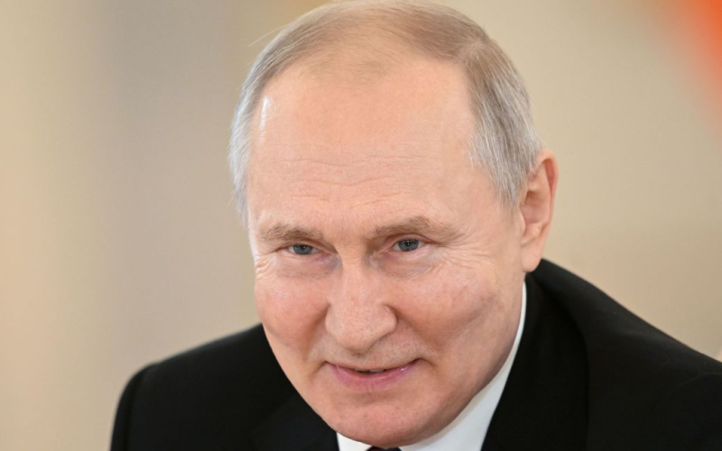 Putin sprach erneut über Verhandlungen: Analysten enthüllten die Absicht des Diktators Bedingungen für Russland.</p>
<p>Dies heißt es im Bericht des American Institute for the Study of War (ISW).</p>
<p>„Am 26. Mai gab Moskau bekannt, dass der russische Präsident Wladimir Putin in…“ In einem Telefongespräch mit dem brasilianischen Präsidenten Luiz Inacio Lulo da Silva brachte er die Offenheit der russischen Seite für einen Dialog auf politischer und diplomatischer Ebene zum Ausdruck, der immer noch von der Ukraine und Kiews westlichen Sponsoren „blockiert“ wird, heißt es in dem Bericht.< /p> </p>
<p>Der Kreml versucht wahrscheinlich, seine falschen Aussagen über seine Bereitschaft zu Verhandlungen mit der Ukraine zu bekräftigen. Besonders deutlich wurde dies vor dem Hintergrund der Ankunft des chinesischen Sonderbeauftragten für Eurasien, Li Hui, am 26. Mai in Moskau, um eine friedliche Beilegung des Krieges durch Verhandlungen zu besprechen.</p>
<p>„Gleichzeitig Putins.“ „Die Aussagen deuten nicht darauf hin, dass die Russische Föderation an Verhandlungen interessiert ist. Der Kreml hat keine ernsthaften Gründe dafür geschaffen und seine maximalistischen Ziele in der Ukraine nicht aufgegeben – die Regierung zur Kapitulation zu zwingen“, sagen Analysten.</p>
<p >Erinnern Sie sich daran, dass der ukrainische Präsident Wolodymyr der Diktator Wladimir Putin war. Ihm zufolge habe das Präsidialamt vor dem 24. Februar zahlreiche Anfragen an den Kreml gerichtet, von dort jedoch keine Antworten erhalten.</p>
<h4>Ähnliche Themen:</h4>
<!-- relpost-thumb-wrapper --><div class=