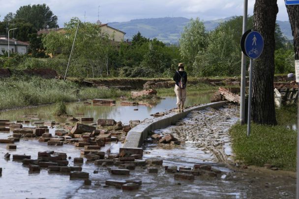  Verheerende Überschwemmung in Italien: Das Land steht unter Wasser, es gibt Tote (Foto)“ /></p>
<p><img decoding=