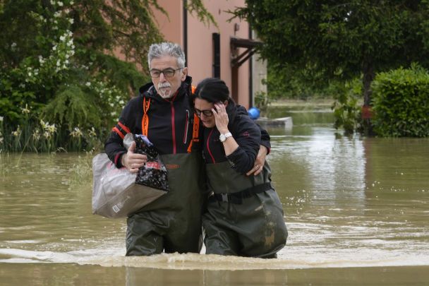  Verheerende Überschwemmung in Italien: Das Land steht unter Wasser, es gibt Tote (Foto)“ /></p>
<p><img decoding=