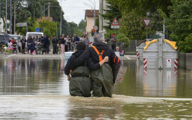 Verheerende Überschwemmungen in Italien: Das Land steht unter Wasser, es gibt Tote (Foto)