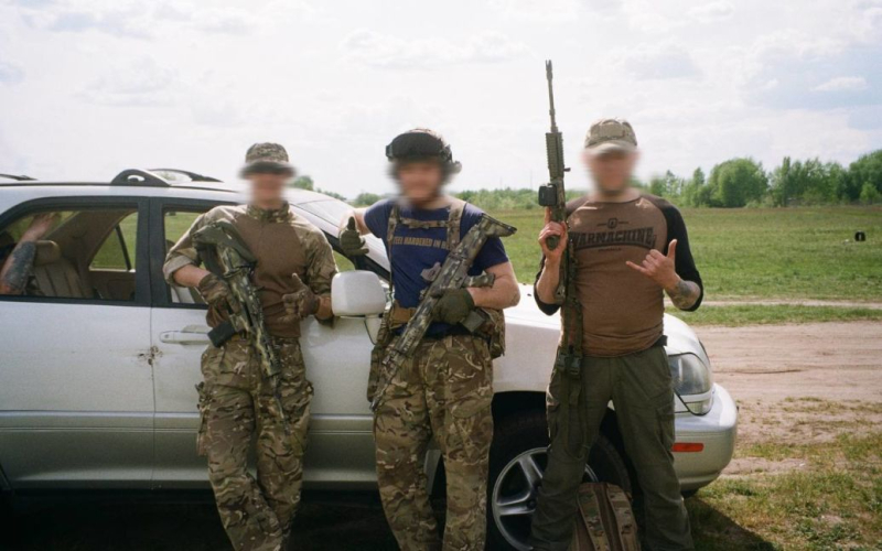 „Die Russen griffen zu den Waffen“: Die Rebellen wandten sich an Putin und seine „Bande““ /></p>
<p><strong>Die am meisten erwartete „Befreiung des an das Kriegsgebiet angrenzenden Gebiets“. Dies sind laut RDK Kursk, Brjansk, Belgorod.</strong></p>
<p>Das Russische Freiwilligenkorps (RDK) hat ein Video aufgenommen, in dem es den russischen Diktator Wladimir Putin warnte, dass der Krieg für ein freies Land „weitergehen würde, bis sein gehängter Körper die Mauern des Kremls ziert.“</p>
<p>Das Video war auf seiner Seite im Telegram-Kanal veröffentlicht.</p>
<p>„Putins Armee, zerrissen von Fleischangriffen, hat sich beruhigt. Korrupte Beamte und Oligarchen, zerrissen von Widersprüchen, nagen sich gegenseitig an den Kehlen. Zeks und Gangster verstehen nicht, wofür sie kämpfen und wofür sie sterben. Ethnische Banden haben es getan.“ Die Regierung hat die Kontrolle über die südlichen Regionen übernommen und die Scharia-Normen durchgesetzt. Das Land steckt im Abgrund von Feuersbrünsten, Explosionen und mysteriösen Todesfällen. Im Kreml sitzt eine korrupte Clique, die Häuser und Paläste als das Maß einer Person betrachtet. Die Zentralregierung geht hart vor „In Panik ziehen wir die Nähte zusammen und ziehen die Schrauben fest, und der Schlangenknoten des Kampfes zwischen den Clans zieht sich immer enger zu“, sagten sie.</p>
<p> > </p>
<p>Die RDK-Kämpfer glauben, dass Russland „reif für Veränderungen“ ist. Und vor allem warten sie auf „die Befreiung des an das Kriegsgebiet angrenzenden Territoriums“. Dies sind <strong>Kursk, Brjansk, Belgorod.</strong>Sie übernehmen die Verantwortung für Ereignisse in der Russischen Föderation.</p>
<p><img decoding=
