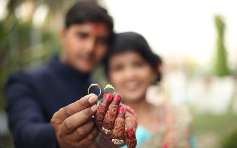 Die Hochzeit endete mit Massenstreit zwischen Verwandten: Was geschah? /></p>
<p><strong>Die Hochzeit wurde schließlich abgesagt.</strong></p>
<p>In Indien fand eine <strong>Hochzeit</strong> statt endete in einer Massenschlägerei wegen der fehlenden Klimaanlage in der Mitgift der Braut.</p>
<p>Das berichtet Odisha TV.</p>
<p>Der Vorfall ereignete sich im Bundesstaat Uttar Pradesh. Feierlich betraten Braut und Bräutigam die Bühne, um im Rahmen von Jaimala, einem traditionellen indischen Hochzeitsritual, Blumengirlanden auszutauschen. In diesem Moment erfuhr der Bräutigam, dass die Eltern seiner zukünftigen Frau nicht damit einverstanden waren, den zukünftigen Ehepartnern eine Klimaanlage zu geben. Daraufhin wurde er wütend und schubste die Braut mit aller Kraft, sie fiel von der Bühne und schlug sich selbst, wodurch sie das Bewusstsein verlor.</p>
<p>Außerdem kam es zu einem Streit zwischen den Familien der jung. Viele der bei der Hochzeit Anwesenden wurden dadurch verletzt.</p>
<p>Als die Polizei alle beruhigte, beschlossen beide Parteien, die Hochzeit abzusagen.</p>
<p>Wir erinnern uns, dass in Ägypten ein 21- Die einjährige Braut starb nur eine Stunde nach der Hochzeit an einem Herzinfarkt </strong> und wurde am nächsten Tag beerdigt.</p>
<h4>Verwandte Themen:</h4>
<!-- relpost-thumb-wrapper --><div class=