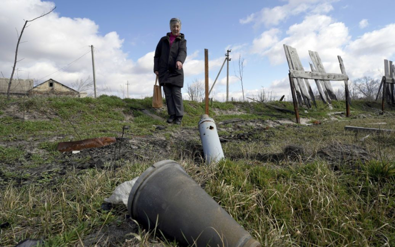 В In der Region Belgorod der Russischen Föderation wurde eine eine halbe Tonne schwere Fliegerbombe gefunden. /></p>
<p><strong>In Russland wurde nahe der Grenze zur Ukraine eine Fliegerbombe gefunden, die hauptsächlich von der Ukraine genutzt wird Luft- und Raumfahrtstreitkräfte der Russischen Föderation.</strong></p>
<p >Die sowjetische FAB-500-Bombe wurde in der russischen Region Belgorod gefunden.</p>
<p>Dies berichtet der russische Telegram-Kanal Mash. </p>
<p>„Die FAB-500-Bombe wurde auf einem Feld in der Nähe des Dorfes Kalinino in der Region Belgorod, 23 km von der Grenze zur Ukraine entfernt, gefunden“, heißt es in der Nachricht.</p>
<p>Es wird zur Kenntnis genommen dass der Sprengstoff nur 300 Meter von den nächsten Häusern entfernt gefunden wurde.</p>
<p>„Jetzt wurde das Gebiet abgesperrt und in der Nähe Wachen aufgestellt. Sie planen, den Fund heute Nachmittag zu entschärfen“, schreibt die Zeitung.< /p> </p>
<p>Erinnern Sie sich daran, dass im vorübergehend besetzten Jenakijewo in der Region Donezk eine russische Luftbombe aus einem Flugzeug abstürzte und auf zivile Häuser fiel.</p>
<h4>Ähnliche Themen:</h4 >
<!-- relpost-thumb-wrapper --><div class=