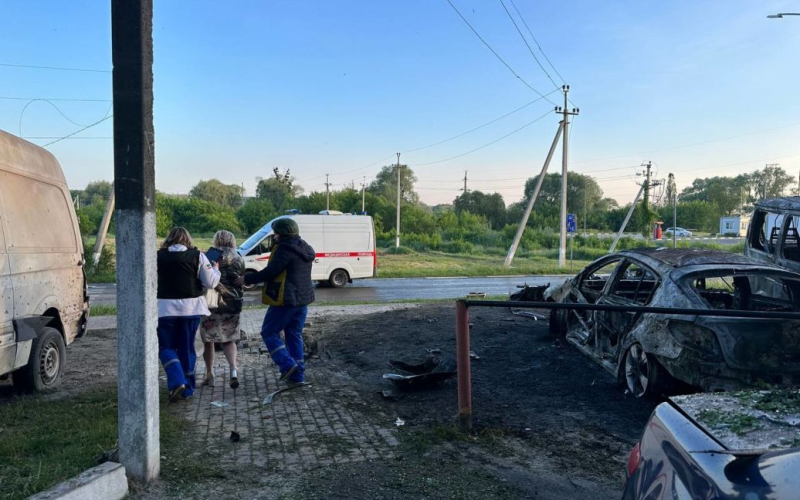  „Massiver Beschuss“ wurde in der Region Belgorod angekündigt: Es gibt Verwundete, die Evakuierung hat begonnen (Foto, Video)“ /></p>
<p><strong>300 Kinder werden aus Shebekinsky und entfernt Bezirke Grayvoronsky heute.</strong></p>
<p>In der Region Belgorod kündigten sie am 31. Mai einen „massiven Beschuss“ der Stadt Schebekino an, bei dem vier Menschen verletzt wurden.</p>
<p>Dies gab der Gouverneur der Region Belgorod, Wjatscheslaw Gladkow, bekannt.</p>
<p>Gladkow sagte, dass Shebekin um 15:15 Uhr von der Grad MLRS ein „massiver Schlag“ versetzt worden sei. Dabei wurden vier Menschen verletzt, Todesopfer gab es nicht.</p>
<p>„Zwei wurden sofort in ein Krankenhaus in Belgorod gebracht. Der Mann hat Schrapnellwunden an Hals und Rücken, sein Zustand ist ernst, die Frau hat Schrapnellwunden an Arm und Unterarm“, präzisierte der Gouverneur.</p>
<p> Was die Zerstörung betrifft, so seien in acht Mehrfamilienhäusern, vier Privathaushalten, einer Schule und zwei Verwaltungsgebäuden Fenster zerbrochen, Fassaden und Dächer herausgeschnitten worden. Das Geschäft brannte ebenfalls nieder und 12 Autos erlitten verschiedene <strong>Schäden</strong>.</p>
<p>Gladkow bemerkte, dass „sich die Situation in Shebekino verschlechtert“ und sagte, dass am selben Tag <strong>Kinder dort sein würden evakuiert</strong></p>
<p>strong>aus den Bezirken Shebekinsky und Grayvoronsky. Die ersten 300 Kinder werden nach Woronesch geschickt.</p>
<p>Wir erinnern daran, dass Russland am 30. Mai einen Drohnenangriff auf Moskau und die Region angekündigt hat. Die Luftverteidigungskräfte haben die Drohnen abgeschossen, einige ihrer Trümmer beschädigten die Häuser. Es gibt auch Opfer. Das Verteidigungsministerium der Russischen Föderation machte traditionell die Ukraine für den Angriff verantwortlich, Kiew bestritt jedoch eine Beteiligung.</p>
<p><u><strong>Lesen Sie auch:</strong></u></p>
<h4 >Ähnliche Themen:< /h4></p>
<!-- relpost-thumb-wrapper --><div class=