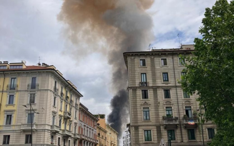  Im Zentrum von Mailand kam es zu einer heftigen Explosion und einem Feuer – Medien (Foto)“ /></p>
<p><strong>Die örtliche Polizei teilte den Medien mit, dass zuvor ein Lieferwagen explodiert sei. Es liegen keine Informationen über die Opfer vor.</strong></p>
<p>Heute ereignete sich im Zentrum von Mailand, Italien, eine gewaltige Explosion. Danach brach am Unfallort ein Feuer aus, eine schwarze Rauchwolke stieg über der Stadt auf.</p>
<p>Das berichtet Sky TG24.</p>
<p>„Heute Morgen in Mailand, im In der Gegend von Porta Romana kam es zu einem Großbrand. Den ersten mit Mobiltelefonen aufgenommenen Bildern zufolge fingen am Lombardo Pier mehrere Autos Feuer“, berichten die Journalisten.</p>
<p>Nach Zeugenaussagen begann alles gegen 11 Uhr :30 Uhr aus einem Lieferwagen mit Sauerstofftanks, der vermutlich für das nahegelegene italienische Auxologische Institut bestimmt war.</p>
<p>Die örtliche Polizei bestätigte, dass der Lieferwagen zuvor explodiert war.</p>
<p>Es liegen keine Informationen über die Opfer vor .</p>
<p>Erinnern Sie sich daran, dass am 10. Mai in Kiew ein Großbrand ausbrach: In mehreren Bereichen war schwarzer Rauch zu sehen.</p>
<h4>Verwandte Themen:</h4>
<!-- relpost-thumb-wrapper --><div class=