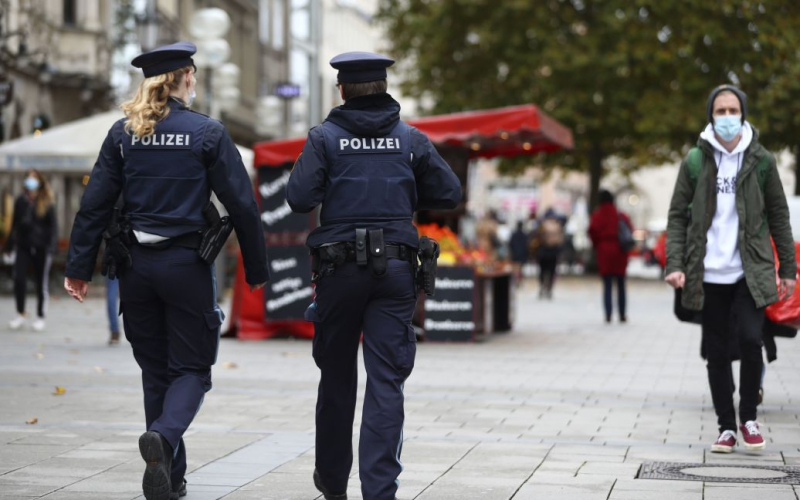 В Deutschland nimmt sieben IS-Verdächtige fest /></p>
<p><strong>Die meisten der Festgenommenen sind deutsche Staatsbürger.</strong></p>
<p>In zehn Bundesländern Deutschlands kam es zu Razzien, bei denen sieben mutmaßliche Spendensammler festgenommen wurden < strong>„Islamischer Staat“</strong> in Syrien.</p>
<p>Dies berichtet die Deutsche Welle.</p>
<p>Es wird darauf hingewiesen, dass die Polizei Kontrollen von mehr als hundert Objekten durchgeführt hat. Insbesondere in Berlin, Bayern, Hamburg, Hessen, Niedersachsen und Nordrhein. Vier Frauen und drei Männer wurden festgenommen. Fast alle von ihnen sind deutsche Staatsbürger. Eines Tages werden sie einem Ermittlungsrichter vorgeführt, der über ihre Festnahme entscheiden wird.</p>
<p>Nach Angaben der Bundesanwaltschaft setzen sich seit 2020 zwei Unterstützer des Islamischen Staates in Syrien für Spendenaktionen ein für die Gruppe. Das gesamte Geld wurde an IS-Mitglieder oder Vermittler überwiesen. Insgesamt wurden mindestens 65.000 Euro überwiesen, die zur Stärkung der Terrorgruppe verwendet wurden.</p>
<p>„Das Geld wurde insbesondere dazu verwendet, die Situation bei der Versorgung von Mitgliedern der Gruppe im El-Hol zu verbessern.“ Roj-Lager in Nordsyrien befinden sich in Haft“, sagte die Staatsanwaltschaft.</p>
<p>Es wird darauf hingewiesen, dass die Gelder in einigen Fällen den Gefangenen die Flucht oder die illegale Abschiebung aus den Lagern Al-Hol und Roj ermöglichten. In dem Fall gibt es noch eine Reihe weiterer Verdächtiger. Ihnen wird vorgeworfen, Spenden an den Islamischen Staat weitergeleitet zu haben.</p>
<p>Erinnern Sie sich daran, dass die Polizei in Belgien <strong>eine Gruppe von sieben Personen festnahm, die Terroranschläge planten</strong>. Einige der Inhaftierten sind glühende Anhänger der Terrorgruppe Islamischer Staat. Fast alle Verdächtigen stammen aus Tschetschenien.</p>
<h4>Verwandte Themen:</h4>
<!-- relpost-thumb-wrapper --><div class=