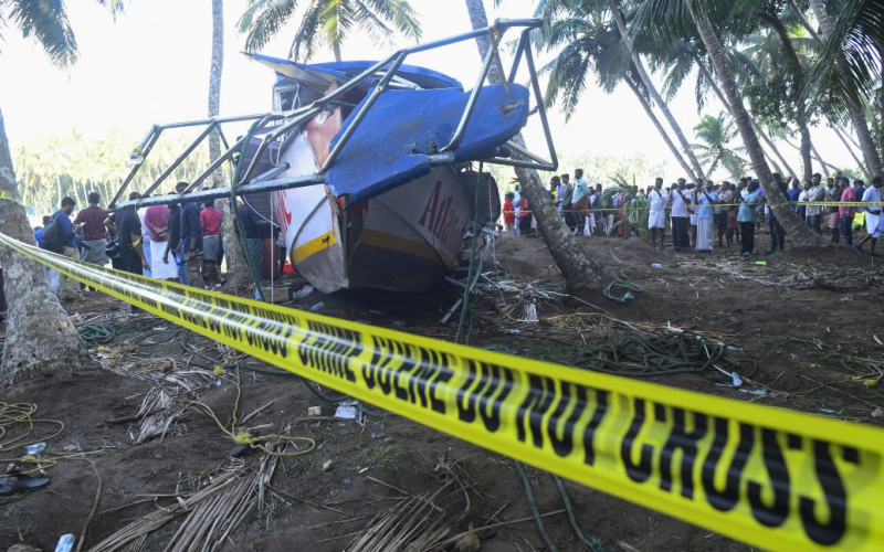 В Touristenboot in Indien gekentert: Mehr als 20 Tote (Foto) > Unweit der Stadt Tanur ist ein mit Menschen überlaufenes Touristenboot umgekippt. Spätestens mehr als 20 Menschen sind gestorben.</p>
<p>Das berichtet die AP.</p>
<p>Die Zahl der Todesopfer dürfte steigen, da das Boot im trüben Wasser stecken blieb und gezogen wurde aus, um die drinnen zu retten , sagte Abdurahiman, Minister für Fischerei und Hafenentwicklung von Kerala.</p>
<p>“Das Boot wird an Land gezogen und es werden weitere Opfer erwartet”, sagte Abdurahiman gegenüber lokalen Medien und fügte hinzu, dass vier Personen in ernstem Zustand ins Krankenhaus eingeliefert wurden im Krankenhaus.</p>
<p><img decoding=