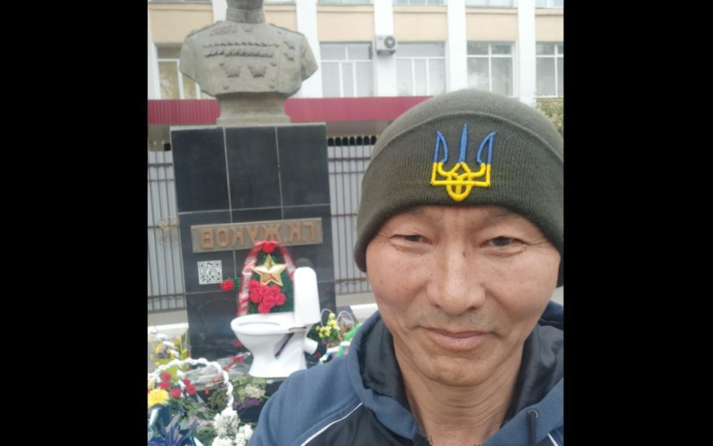 In Kasachstan wurde eine Toilettenschüssel zum Schukow-Denkmal gebracht: Wie alles endete (Foto)
