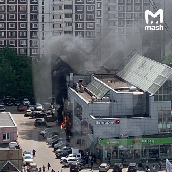 Eine Explosion ereignete sich in der Nähe eines Geschäfts in Moskau: es brach ein Feuer aus (Video)“ /> </p>
<p>Beachten Sie, dass Brände in Moskau in letzter Zeit keine Seltenheit sind. So brach in der Nacht des 12. Mai in der russischen Hauptstadt auf dem Gelände eines Maschinenbauwerks, in dem Triebwerke für MiG-Flugzeuge hergestellt werden, ein Feuer aus.</p>
<p>Und am 13. Mai erwischte es das Intercontinental Hotel Brand im Zentrum von Moskau.</p>
<p> <u><strong>Siehe auch:</strong></u></p>
<h4>Verwandte Themen:</h4>
<!-- relpost-thumb-wrapper --><div class=