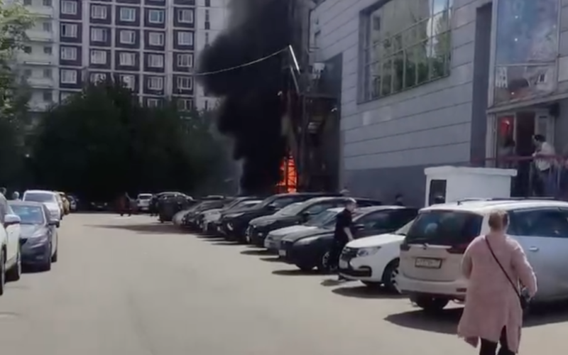 В In der Nähe eines Ladens in Moskau donnerte eine Explosion: Ein Feuer brach aus (Video)“ /></p>
<p><strong>Propagandisten sind überzeugt, dass gerade ein Mülleimer an Ort und Stelle Feuer gefangen hat.</strong></p >
<p>Am 15. Mai kam es in Moskau zu einer Explosion in der Nähe des Gebäudes des Perekrestok-Ladens, woraufhin ein Feuer ausbrach.</p>
<p>Russische Telegrammkanäle informieren darüber.</p>
<p> „Eine Explosion im Perekrestok der Hauptstadt“ in der Admiral-Ushakov-Straße in Süd-Butowo. Augenzeugen zufolge herrscht an der Stelle starker Rauch. Rettungskräfte sind auf dem Weg dorthin“, heißt es in der öffentlichen Erklärung von Mash.</p>
<p> Anschließend fügten sie hinzu, dass an der Stelle ein Feuer ausgebrochen sei, dem ein erhöhter Komplexitätsgrad zugeordnet wurde. Die erste Etage des Einkaufszentrums brannte.</p>
<p>Das Feuer wurde bereits gelöscht. Alle Menschen konnten evakuiert werden, niemand wurde verletzt.</p>
<p>Mash behauptet, die Ursache des Vorfalls sei angeblich ein brennender Müllcontainer in der Nähe des Gebäudes gewesen. Das Feuer schlug auf die Fassade über. Laut russischen Medien bestätigen Retter die Informationen über die Explosion nicht.</p>
<p><img decoding=