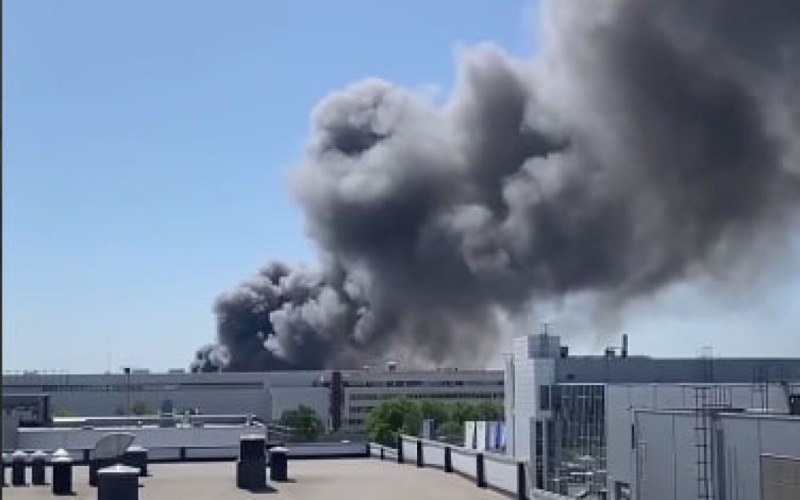 В In Moskau brach in der Nähe des Moskwitsch-Werks ein gewaltiges Feuer aus. /></p>
<p><strong>Das russische Katastrophenschutzministerium sagte, es handele sich um Müllverbrennung.</strong></p>
<p>Am Nachmittag Am 16. Mai brach in Moskau in der Juschnoportowa-Straße ein gewaltiges Feuer aus. Es ist bekannt, dass sich der brennende Hangar in der Nähe des Moskwitsch-Werks befindet.</p>
<p>Dies wird von russischen Massenvernichtungswaffen gemeldet.</p>
<p>Das russische Ministerium für Notsituationen gab an, dass es sich um eine Müllverbrennung handelte.</p>
<p> „In der Yuzhnoportova-Straße brennt nach vorläufigen Angaben Müll in einem einstöckigen Hangar. Die Brandfläche beträgt etwa 70 Quadratmeter. Feuerwehr- und Rettungseinheiten sind vor Ort im Einsatz“, schreibt der Fernsehsender Moskva24 </p>
<p>Ihren Angaben zufolge gab es keine Informationen über die Opfer.</p>
<p>Wir erinnern uns, dass am 15. Mai in der Nähe des Gebäudes des Perekrestok-Ladens in Moskau ein Feuer ausbrach. Zuvor war eine Explosion zu hören.</p>
<h4>Verwandte Themen:</h4>
<!-- relpost-thumb-wrapper --><div class=