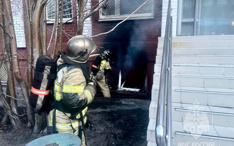 In Murmansk 19 -jähriger Mann zündete das Wehrbrett an (Foto)“ /></p>
<p><strong>Der Mann versicherte, dass ihn eine unbekannte Person, mit der er im Internet korrespondierte, dazu gezwungen habe. In Murmansk In Russland zündete ein 19-Jähriger ein örtliches Militärregistrierungs- und Einberufungsamt an und floh.</p>
<p>Dies berichtet der Telegram-Propagandasender Baza.</p>
<p>Der Brandstifter brach die Glas auf den Kellerboden, füllte den Rahmen mit einer Brandmischung, zündete ihn an und floh. Das Feuer erfasste Möbel und Geräte im Sozialamt. Die auf Abruf eintreffenden Feuerwehrleute konnten das Feuer nur eine Stunde später bewältigen. -voenkomat-foto-2a8646f.png” alt=”In Murmansk zündete ein 19-Jähriger das Wehrmeldeamt an (Foto)” /> </p>
<p>Der 19-jährige Schamil Aliev-Gasanov erwies sich als Brandstifter. Er versicherte, dass er den Entwurfsausschuss nicht aus eigener Überzeugung angegriffen habe, sondern aufgrund der Korrespondenz mit einer unbekannten Person. Der Online-Gesprächspartner soll den Mann erpresst und versprochen haben, sich um ihn zu kümmern, wenn er das Gebäude nicht in Brand stecke.</p>
<p><img decoding=