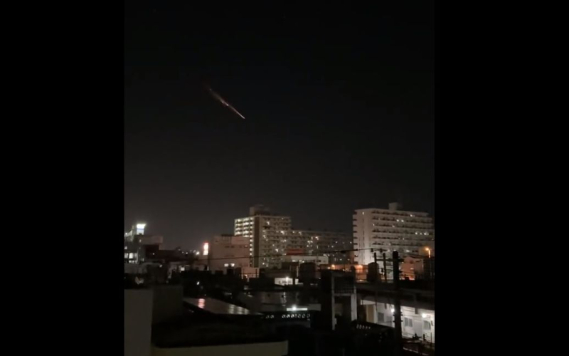 Erstaunliche Feuerstreifen erscheinen am Himmel Japans: Es sind keine Meteore (Video)