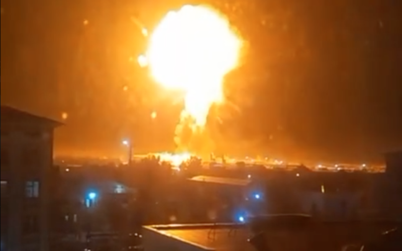 В In Usbekistan ereignete sich an einer Gasversorgungsstation eine gewaltige Explosion – Foto“ /></p>
<p><strong>Die vorläufige Ursache der Explosion ist ein Verstoß gegen Sicherheitsvorschriften.</strong></p>
<p>< p>In der Region Samarkand in <strong>Usbekistan</strong> Am 9. Mai ereignete sich auf dem Territorium eines Gasversorgungsunternehmens eine gewaltige Gasexplosion. Eine Person wurde verletzt, das Feuer zerstörte drei Autos.</p>
<p>Das berichtet Podrobno.uz.</p>
<p>Die Station, an der die Explosion stattfand, ist darauf spezialisiert, die Bevölkerung mit verflüssigtem Erdgas zu versorgen.< /p> </p>
<p >Zunächst fing ein Auto zum Transport von Flüssiggas Feuer. Infolge des Feuers wurden drei Isuzu-Autos und Flüssiggasflaschen beschädigt.</p>
<p><img decoding=