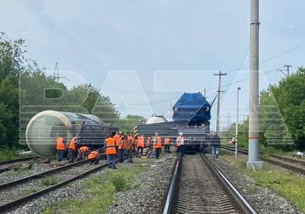 In der Nähe des russischen Uljanowsk von den Schienen Waggons mit Benzin und Benzin übrig (Foto)