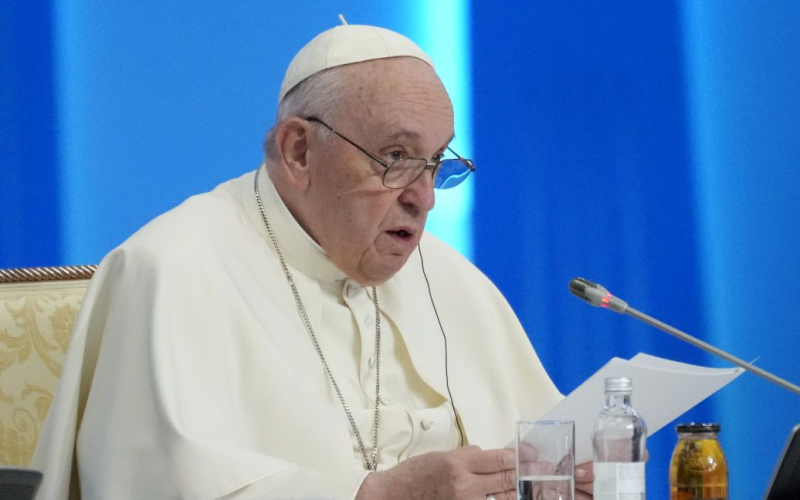 Zelensky könnte sich bereits morgen mit dem Papst treffen – Reuters“ /></p>
<p><strong>Die betreffende Audienz könnte bereits am kommenden Samstag, dem 13. Mai, stattfinden.</strong></p>
<p >Der ukrainische Präsident Wolodymyr Selenskyj wird am 13. Mai im Vatikan mit <strong>Papst Franziskus</strong> zusammentreffen. Bisher gab es weder von der italienischen noch von der ukrainischen Führung eine offizielle Bestätigung.</p>
<p>Diplomatische Quellen berichteten Reuters darüber.</p>
<p>Eine Quelle in Italien bestätigte, dass Selenskyj sich möglicherweise in Rom aufhält das Wochenende. Dort wird er möglicherweise auch die italienische Premierministerin Georgia Maloney treffen.</p>
<p>Die Nachricht über den geplanten Besuch wurde erstmals von der italienischen Nachrichtenagentur Ansa gemeldet. Es wird erwartet, dass Selenskyj vom 13. bis 14. Mai auch Deutschland besucht.</p>
<h3><strong>Rückruf:</strong></h3>
<p>Nach der russischen Invasion in der Ukraine rief Franziskus fast wöchentlich zum Frieden auf wiederholt seinen Wunsch geäußert, als Vermittler zwischen Kiew und Moskau zu fungieren. Sein Vorschlag hat bisher zu keinem Durchbruch geführt.</p>
<p>Insbesondere rief Franziskus die Staats- und Regierungschefs der Welt dazu auf, politische Konflikte mit Vernunft und nicht mit tödlichen Waffen zu lösen.</p>
<p>Der Vatikan hat laut < strong>Der Papst nimmt an einer „geheimen Friedensmission“ am Ende des Krieges zwischen Russland und der Ukraine teil.</p>
<p>„Im Moment ist es eine Mission, aber das ist noch nicht der Fall.“ veröffentlicht worden. Wenn sich die Gelegenheit ergibt, werde ich Ihnen davon erzählen. Meiner Meinung nach wird Frieden immer dadurch erreicht, dass man Kanäle öffnet und nicht, indem man sie schließt“, zitiert ihn Reuters.</p>
<h4>Verwandte Themen:</h4>
<!-- relpost-thumb-wrapper --><div class=