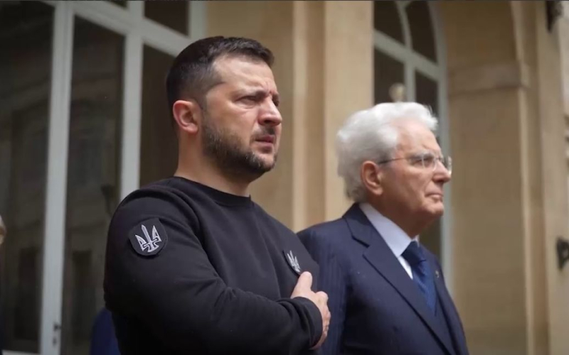 Zelensky in Rom : Die ersten Treffen des ukrainischen Präsidenten fanden statt.“ /></p>
<p><strong>Der Präsident der Ukraine hörte unterstützende Worte von seinem italienischen Amtskollegen, der versicherte, dass Italien militärische Hilfe leisten und Sanktionen gegen Russland verhängen würde. </strong></p >
<p>Am Samstag, dem 13. Mai, traf sich der Präsident der Ukraine, Wolodymyr Selenskyj, mit dem italienischen Präsidenten Sergio Mattarella und nahm auch Verhandlungen mit Premierminister Georgia Meloni auf.</p>
<p>Das war berichtet die italienische Agentur ANSA.</p>
<p> p> </p>
<p>Der italienische Präsident traf Wolodymyr Selenskyj in seiner offiziellen Residenz, dem Quirinalspalast. Das Gespräch zwischen den beiden Anführern dauerte etwa 25 Minuten.</p>
<p>„Italien wird in Zusammenarbeit mit den wichtigsten Mitgliedern des Bündnisses weiterhin die notwendige Unterstützung, einschließlich militärischer Unterstützung, leisten, damit ein gerechter Frieden für die Ukraine erreicht werden kann, der nur bestehen kann, wenn Russland die Feindseligkeiten einstellt“, versicherte Präsident Sergio Mattarella .< /p> </p>
<p>Der italienische Präsident betonte auch, dass sein Land weiterhin die strenge Anwendung von Sanktionen unterstützen werde, die er als eines der wichtigsten Instrumente gegen den Aggressor bezeichnete.</p>
<p>„Wir schätzen die wichtige militärische Hilfe, die unserem Land die Möglichkeit gibt, der russischen Aggression zu widerstehen. Der Schlüssel zu unserem Erfolg auf dem Schlachtfeld ist der rechtzeitige Erhalt der notwendigen Hilfe. Italien war und ist auf der richtigen Seite, auf der Seite der Wahrheit.“ „Dieser Krieg. Wir bewegen uns auf den Sieg zu. Sieg ist Frieden für unseren Staat“, kommentierte Präsident Selenskyj das Treffen mit seinem italienischen Amtskollegen auf Telegram.</p>
<p>Nach einem Gespräch mit dem Präsidenten des Landes traf Wolodymyr Selenskyj im Palazzo ein Chigi trifft sich mit Premierministerin Georgia Meloni.</p>
<p><img decoding=