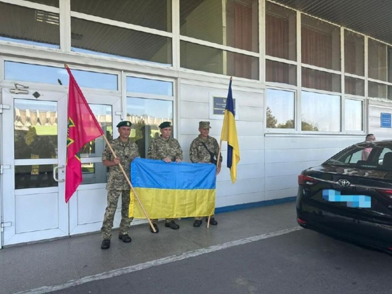 Die Ukraine hat drei Kriegsgefangene aus Ungarn zurückgebracht: Fotos von freigelassenen Verteidigern