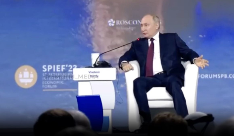 Blass, mit Wachsgesicht: Putin hat im Forum Unsinn geäußert und Selenskyj beleidigt