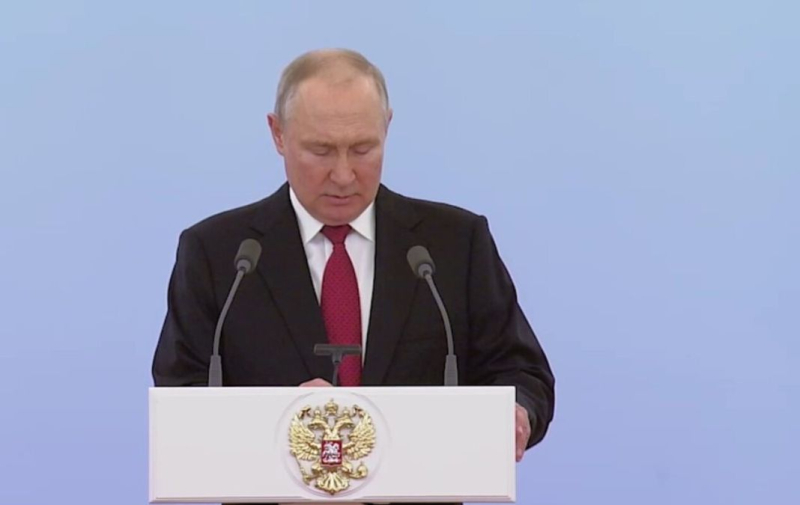 Aufgedunsen und mit Flecken im Gesicht: Putin „rasselte mit seiner Atomkugel“ vor Militär Absolventen