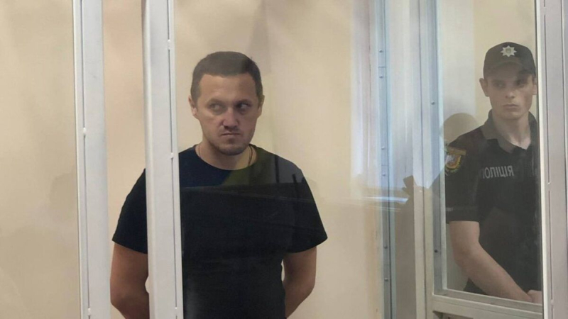 Der ehemalige Leiter der Staatsanwaltschaft von Nikolaev wurde wegen Hochverrats zu lebenslanger Haft verurteilt und mit Eiern beworfen 