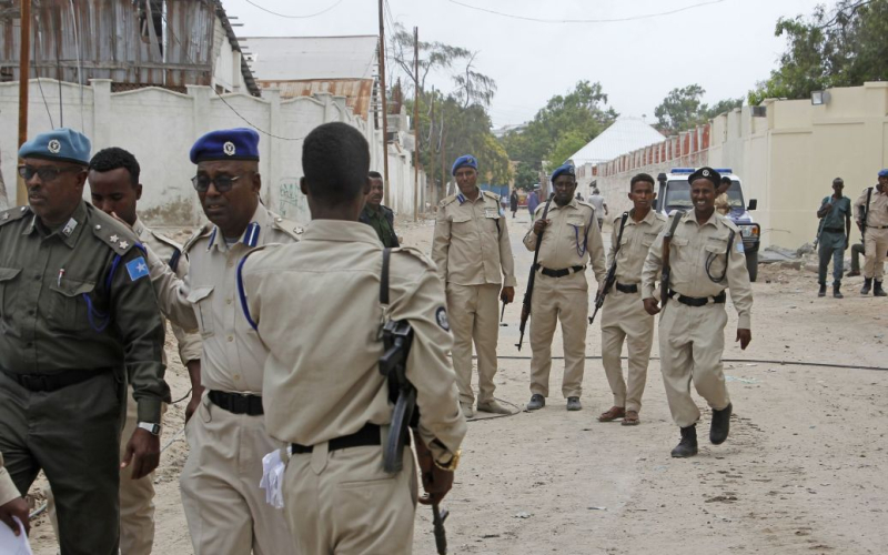 Militante verübte einen bewaffneten Angriff auf ein Elite-Restaurant – neun Tote“ /></p>
<p><strong>Terroristen brachen in ein Restaurant in der Hauptstadt Somalias ein.</strong></p>
<p>Im Hauptstadt von <strong>Somalia</strong></p>
<p>strong> – Mogadischu, am Abend des 9. Juni wurden bei einem Angriff islamistischer al-Shabaab-Kämpfer auf ein Eliterestaurant neun Menschen getötet .</p>
<p>Dies berichtet Reuters unter Berufung auf die Polizei.</p>
<p>Nach Angaben der Polizei seien in dem beliebten Restaurant im Pearl Beach Hotel sechs Zivilisten und drei Soldaten getötet worden. Darüber hinaus haben Ärzte 20 Verwundete vom Ort des Angriffs entfernt.</p>
<p>„Sicherheitskräfte haben 84 Zivilisten gerettet, und das Schicksal der Angreifer bleibt unbekannt“, sagte die Polizei in einer Erklärung.</p>
<p> < p>Hussein Mohamed, ein Kellner eines nahegelegenen Restaurants, sagte, er habe eine Explosion und dann Schüsse gehört, als der Angriff begann.</p>
<p>„Das gesamte Gebiet wurde von Sicherheitskräften abgesperrt“, sagte er.</p >
<p>Im November 2022 griffen die Militanten „Al-Shabaab“ ein weiteres Hotel in Mogadischu an und töteten ebenfalls neun Menschen.</p>
<p>Al-Shabab kontrollierte riesige somalische Gebiete, bevor sie seit letztem Jahr von Gegenoffensiven der Regierungstruppen überwältigt wurde. Allerdings sind Militante immer noch in der Lage, schwere Angriffe gegen Regierungs-, Handels- und Militärziele durchzuführen.</p>
<p>Erinnern Sie sich: <strong>Im Süden Somalias starben bei einer Munitionsexplosion 25 Kinder.</strong></p >
<h4>Ähnliche Themen:</h4>
<!-- relpost-thumb-wrapper --><div class=