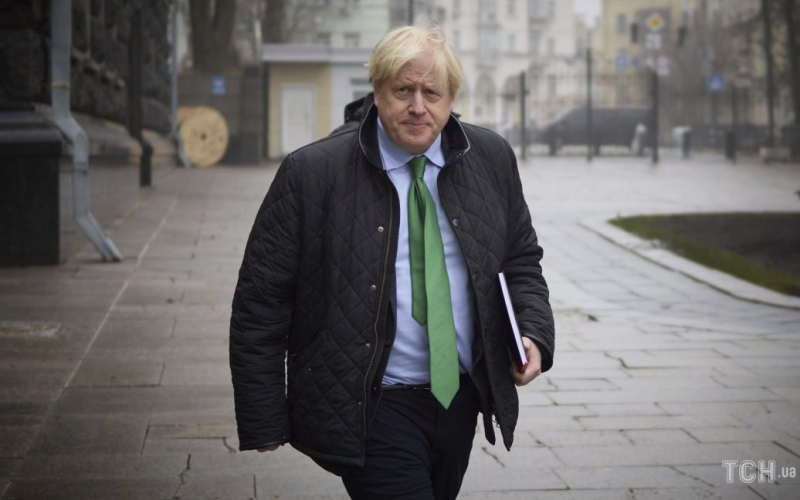 Johnson tritt als britischer Abgeordneter zurück“ /></p>
<p><strong>Der Privilegienausschuss des Unterhauses wirft dem Beamten vor, das Parlament absichtlich in die Irre geführt zu haben.</strong></p>
<p>Ehemaliger britischer Regierungschef Boris Johnson kündigt seinen Rücktritt an, nachdem er einen Bericht aus dem Fall Partygate geprüft hat, der Downing-Street-Abende während des Lockdowns betrifft.</p>
<p>BBC und The Guardian berichten.</p>
<p>Ausschuss zu Fragen der Privilegien des Repräsentantenhauses Commons wirft einem Beamten vor, das Parlament absichtlich irregeführt zu haben. In dem Bericht heißt es, Johnson sei sich der Parteien während der Coronavirus-Sperrung bewusst gewesen. Daher wurde empfohlen, ihn für mehr als 10 Tage seines Amtes zu entheben.</p>
<p>Johnson beschloss, aus freien Stücken zurückzutreten, mit der Begründung, er sei ohne Grundlage angeklagt worden. Nach Angaben des Ex-Premierministers ist der Bericht des Ausschusses „voller Ungenauigkeiten und riecht nach Voreingenommenheit“. Johnson glaubt, dass der Zweck der Autoren des Dokuments trotz der Fakten nur darin bestand, ihn zu beschuldigen.</p>
<p>„Es ist sehr traurig, das Parlament zu verlassen, zumindest im Moment. Ich bin verwirrt und fassungslos.“ sagte er. </p>
<p>Wie Sie wissen, war die britische Öffentlichkeit vor zwei Jahren schockiert über die Nachricht von Partys in der Downing Street während des Lockdowns. Der Ex-Premier bestritt dies zunächst, zog seine Worte aber später zurück.</p>
<p>Erinnern Sie sich daran, dass sich Johnson während seines Besuchs in den Vereinigten Staaten mit Trump traf und über die Bedeutung des Sieges der Ukraine im Krieg gegen die USA sprach Russische Föderation.</p>
<p><u ><strong>Lesen Sie auch:</strong></u></p>
<h4>Verwandte Themen:</h4>
<!-- relpost-thumb-wrapper --><div class=